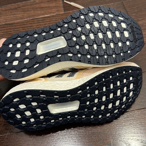 Adidas Women’s Parley Ultra Boosts Size 8.5 - Picture 3 of 3